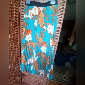 FLORAL KNIFE-PLEATED  SKIRT-(NWOT)